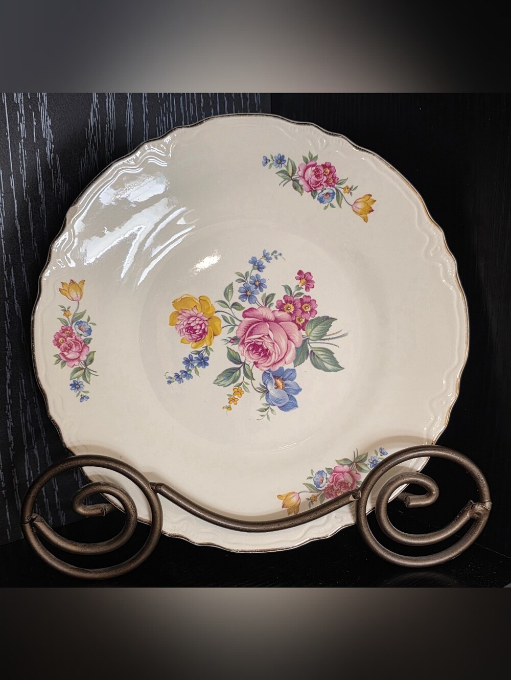 Vintage 1940s SCIO Pottery dinner plate in the "Hazel" floral pattern